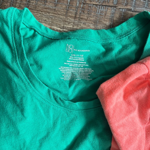 Lot of women’s t-shirts. Sizes range from small -large - Picture 7 of 11